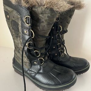 New Women’s Sorel Tofino II boots, size 7
